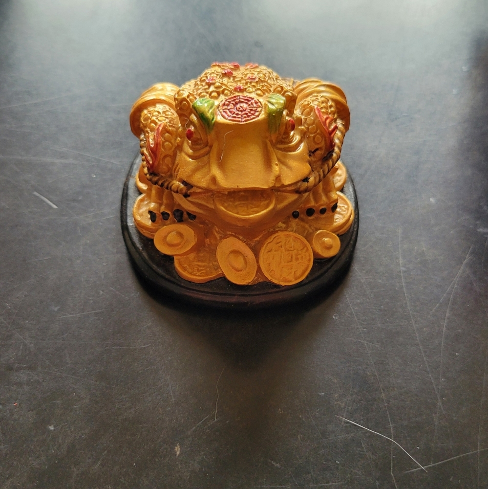 Buddha wealth frog figure